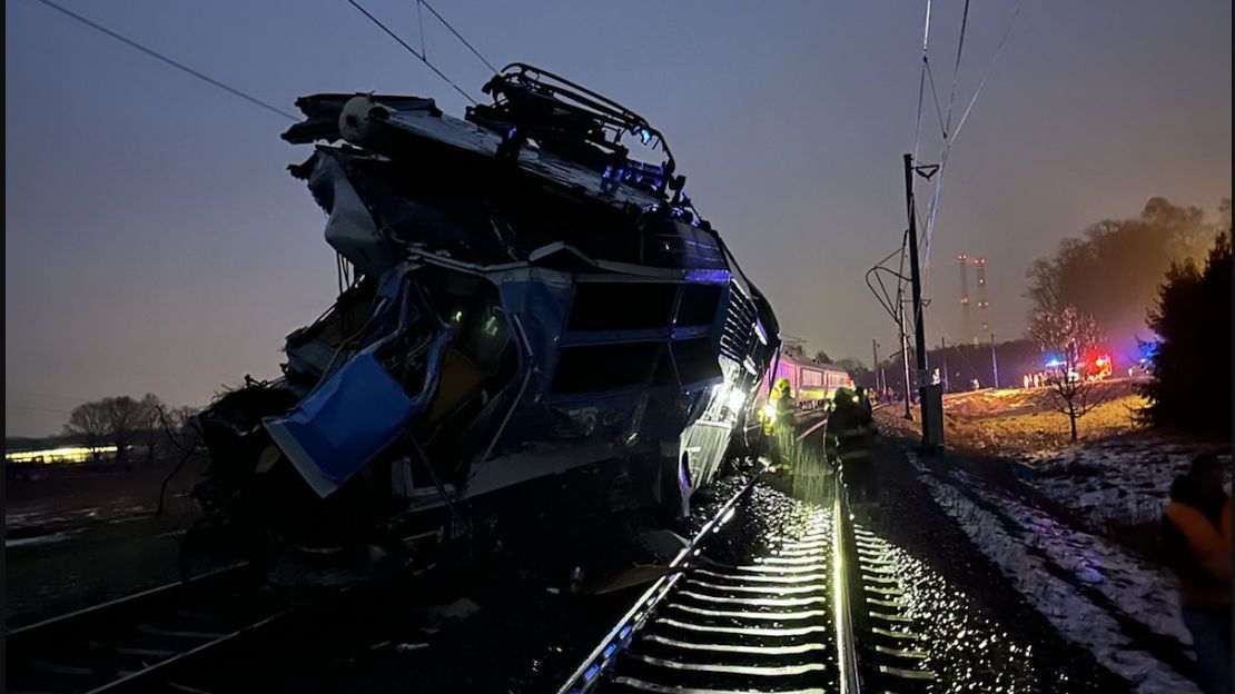 U Karviné se střetl vlak s nákladním vozidlem. Strojvedoucí nehodu nepřežil